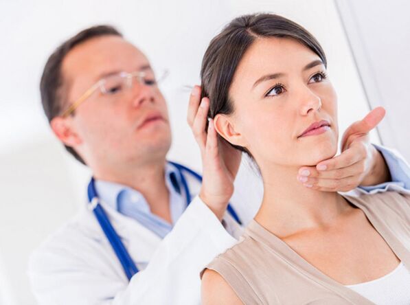 lékař vyšetří pacienta s cervikální osteochondrózou